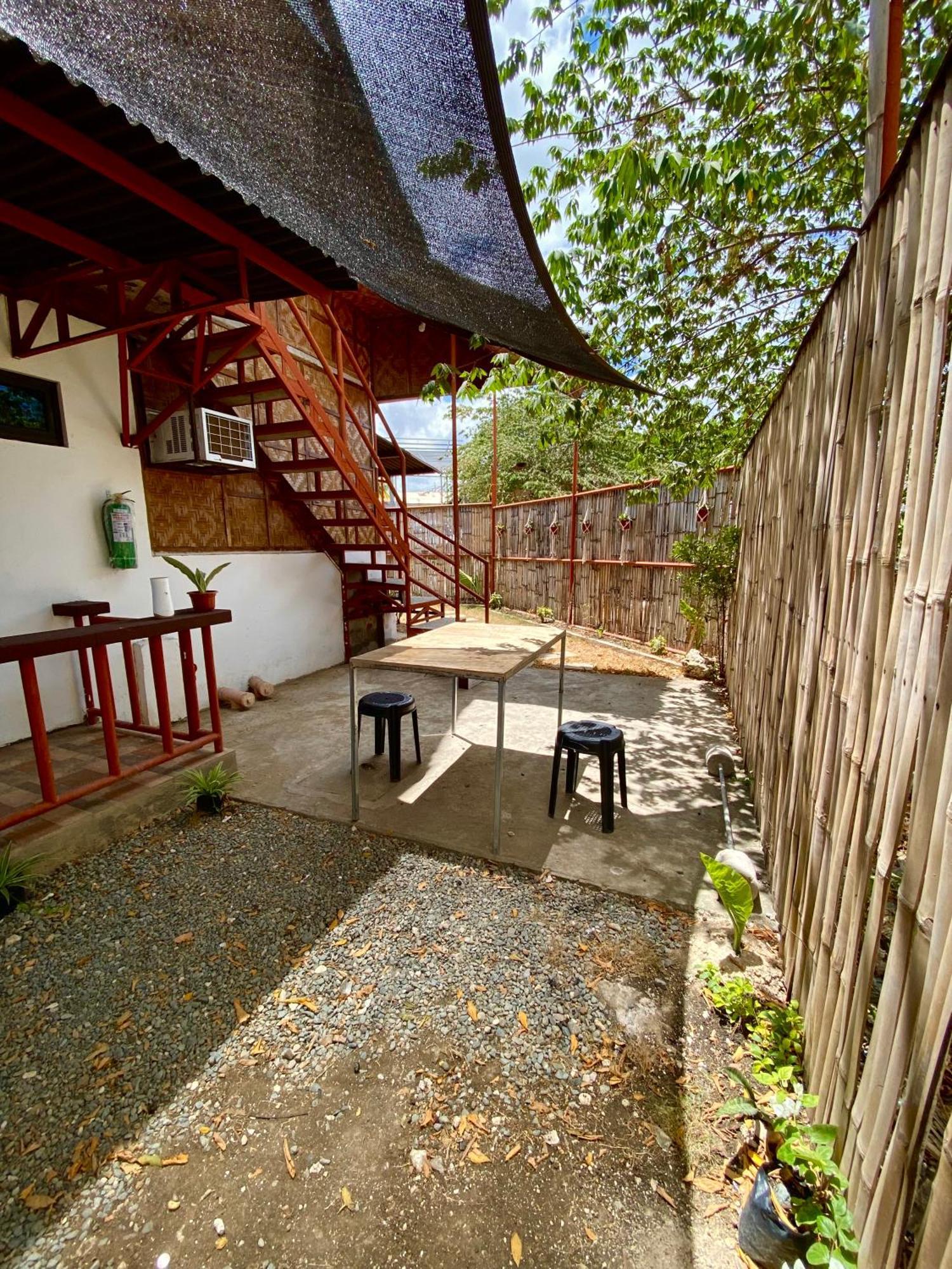 Moalboal Panagsama Beach Topbudz Hostel Bagian luar foto