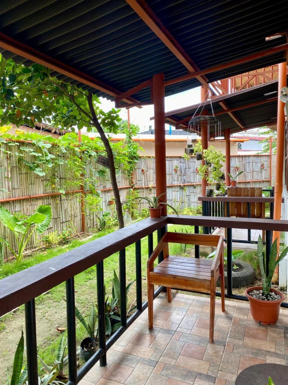 Moalboal Panagsama Beach Topbudz Hostel Bagian luar foto