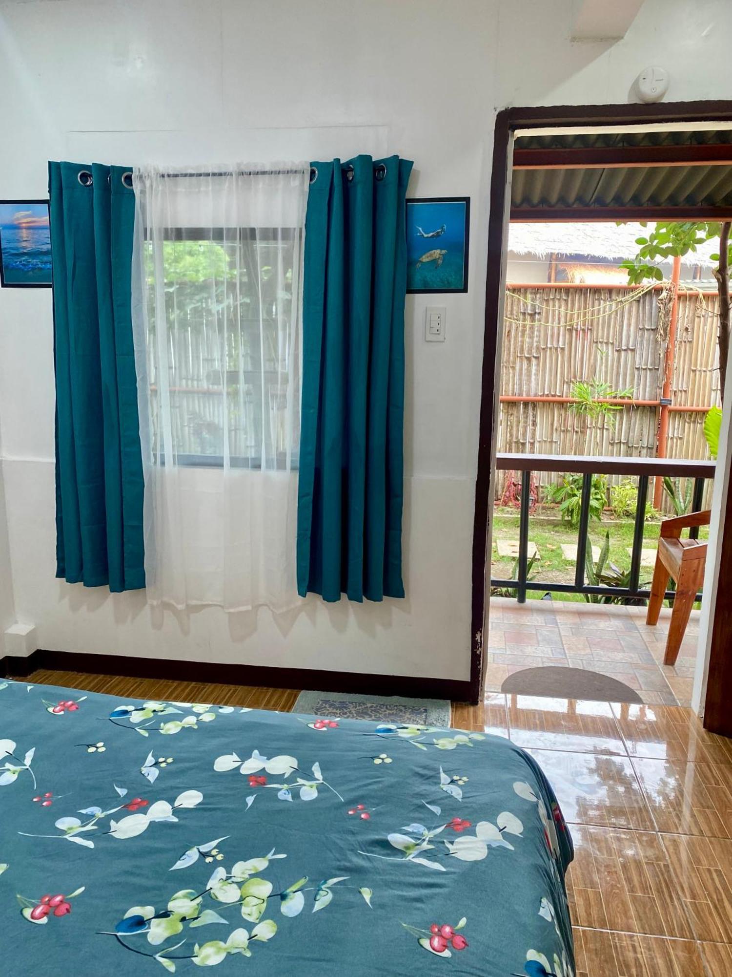 Moalboal Panagsama Beach Topbudz Hostel Bagian luar foto