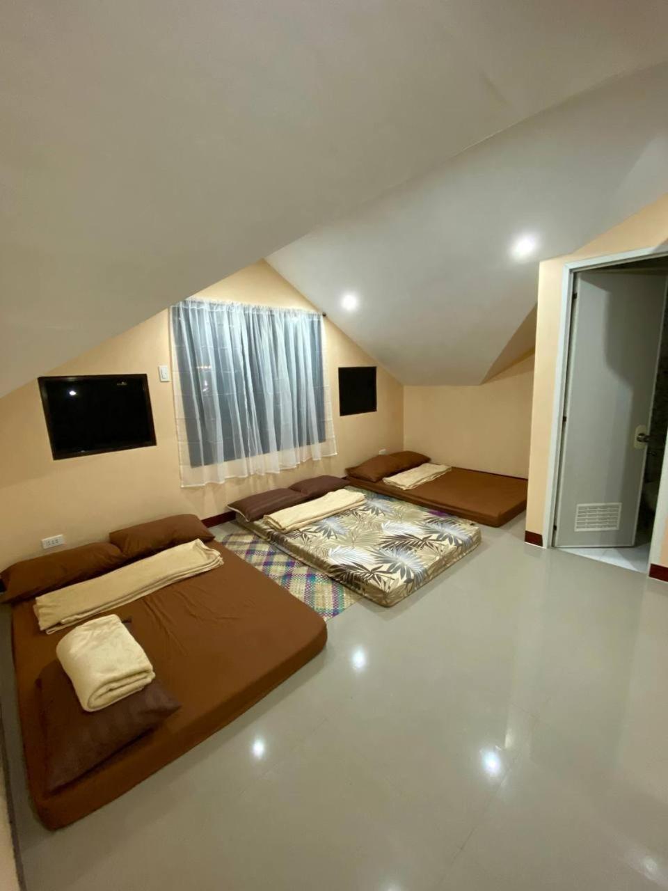 Moalboal Panagsama Beach Topbudz Hostel Bagian luar foto