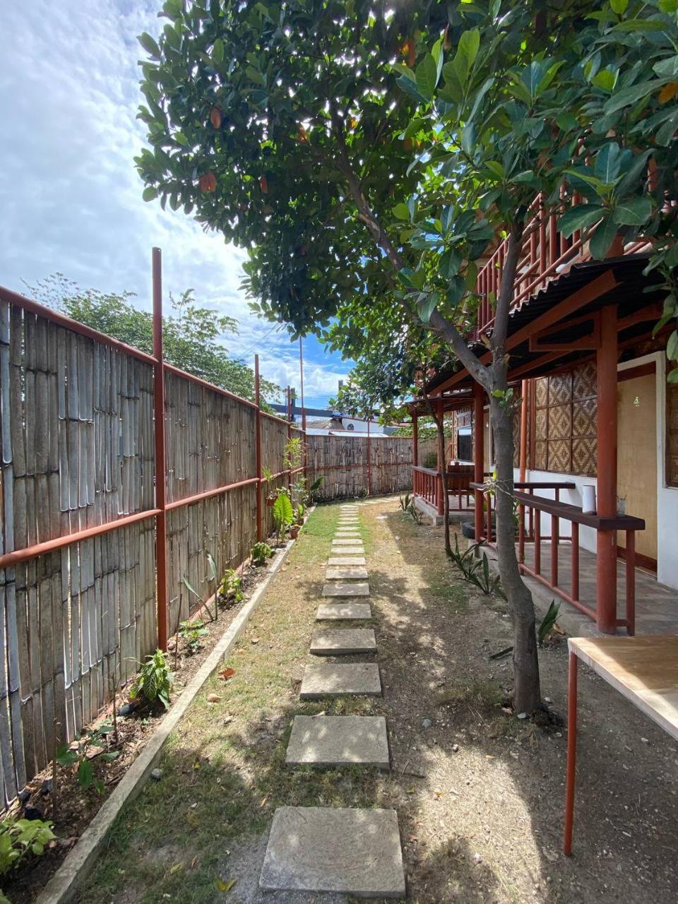 Moalboal Panagsama Beach Topbudz Hostel Bagian luar foto